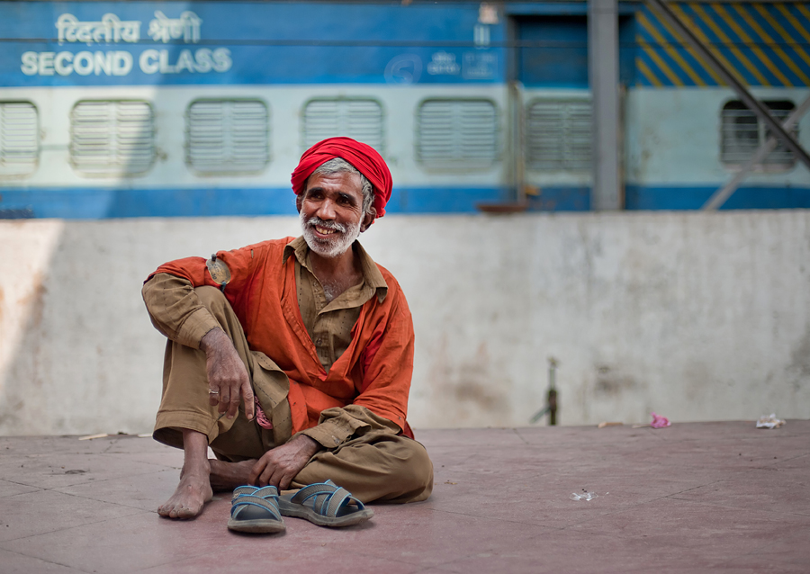 coolie, railways, station, British Raj, second class, smile, old man, worker, Samjhauta Express