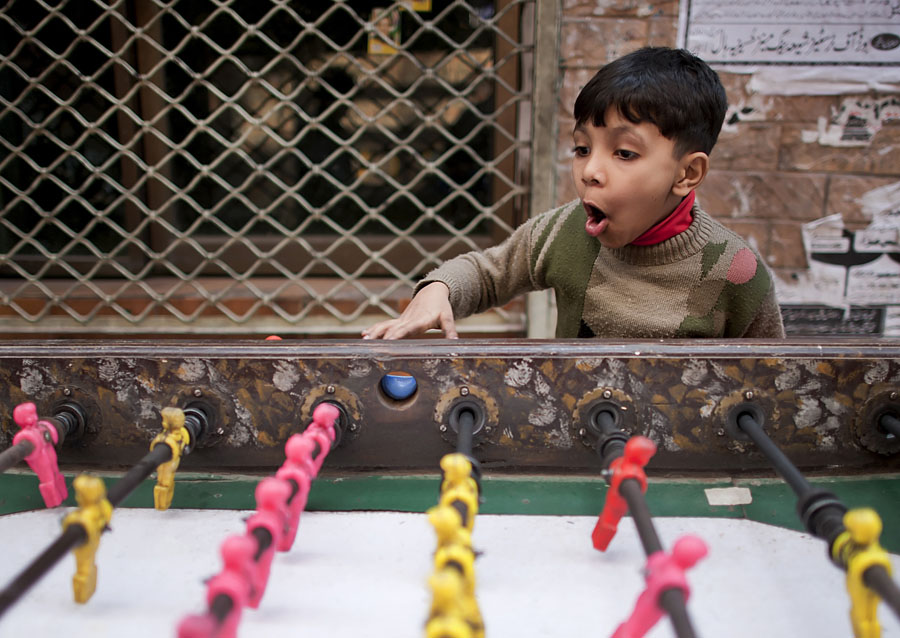 foosball pakistan, player, street sports lahore, kids playing street
