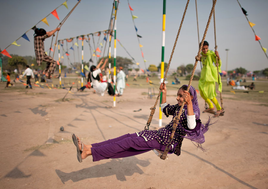 jhoolay, girls playing, swinging, swings, iqbal park, minar-e-pakistan park