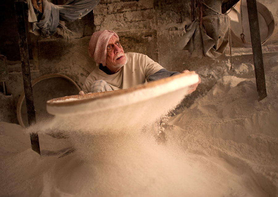 flour purification, filtering, filteration, old man, baba, aatay wala, lahore street shops, minimum wage jobs