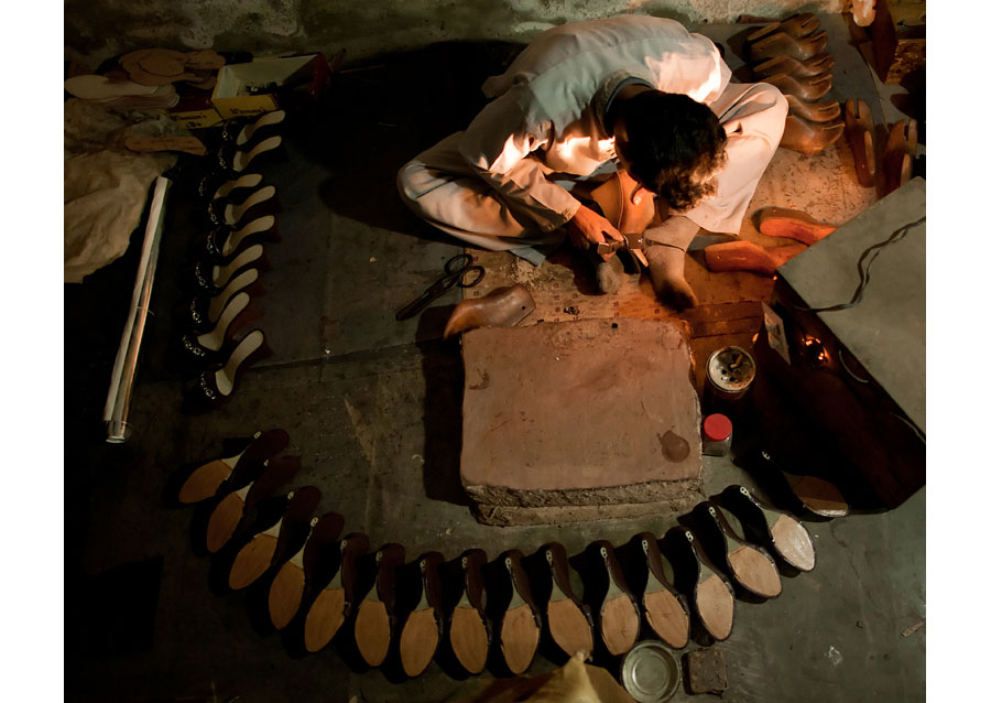 mochi, street workers, shoemaker, pakistani shoe industry, lahore shoe shops, heera mandi shoe market, leather shoes old lahore